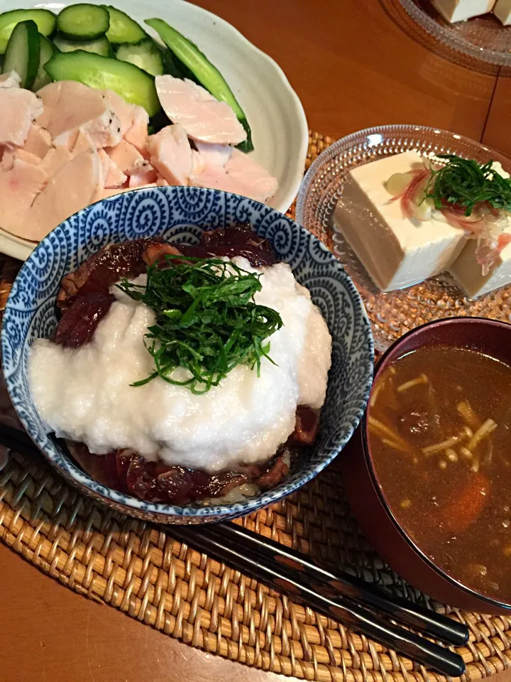 鰹のたたきの漬け丼、冷奴、鶏ハムきゅうり、カレースープ。|titosetosioriさん