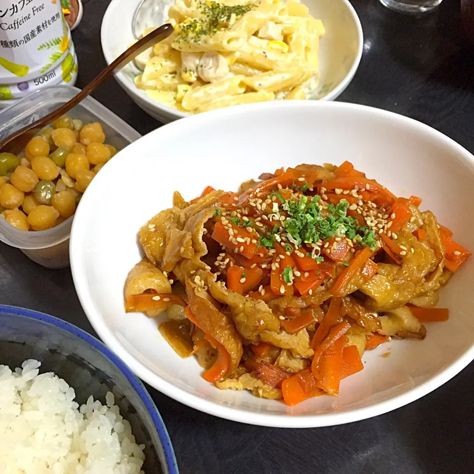 今日の晩ご飯は、おあげさんと竹輪とにんじんの炒り煮、マカロニサラダ、三色豆、お吸い物。|ゆえさん