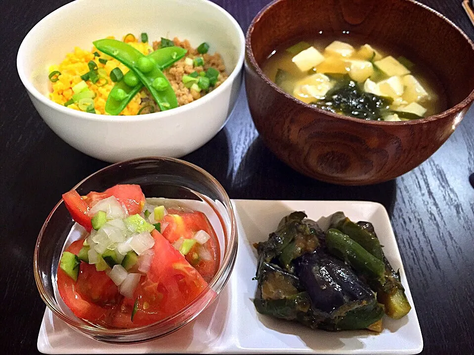 Snapdishの料理写真:⭐️トマトのマリネサラダ
⭐️ナスとピーマンの味噌炒め
⭐️2色そぼろ丼
⭐️豆腐とワカメの味噌汁|よっちぃさん