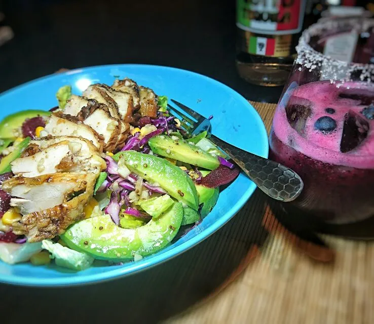 My dinner on my own tonight - Grilled Chicken Salad with Blueberry Margarita......love this Margarita💜

Blueberry Margarita
1 oz Tequila
1 oz Cointreau
2 oz Lim|suki chan duarteさん