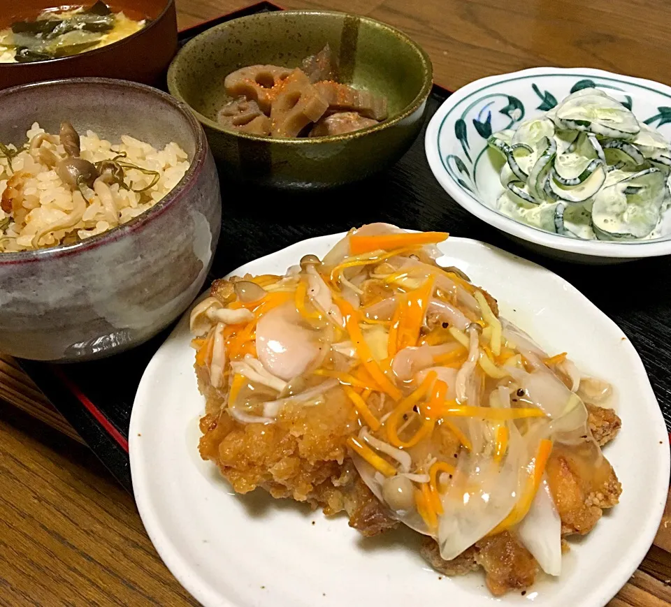 Snapdishの料理写真:晩ごはん 鶏唐揚げのえきしお甘酢あんかけ きゅうりのマヨネーズサラダ 蓮根と蒟蒻の煮物 シメジと切り昆布の炊き込みごはん 卵とワカメと玉ねぎの味噌汁|ぽんたさん