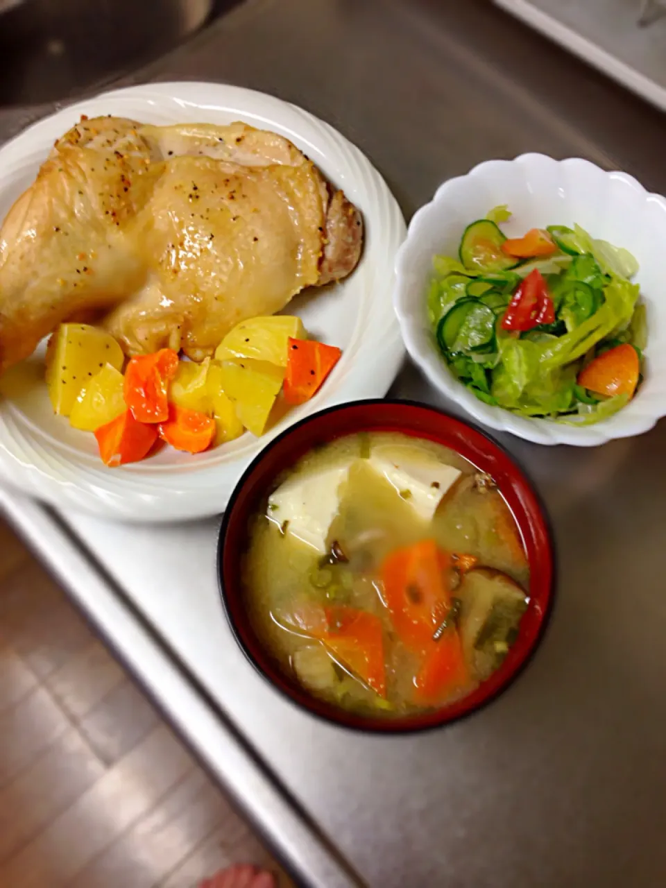 骨付きもも肉とお野菜の
    オーブン焼き
採れたて野菜のマリネ
味噌汁|Miyuki Satoさん