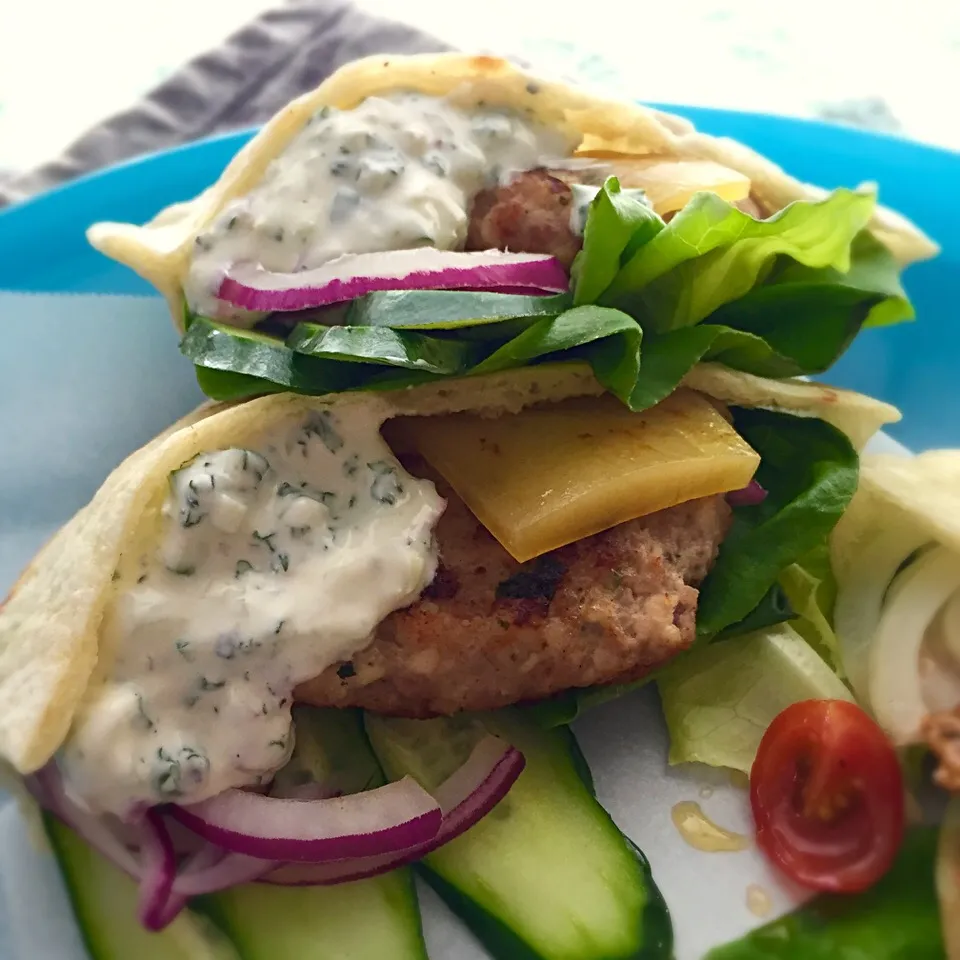 Greek chicken pitas tzatziki sauce ギリシャっぽいピタサンド お昼間ビールで|mayumiさん