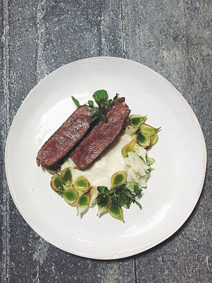 Beef,cauliflower purée,pickled cauliflower,baby onion,parsley oil|rick chanさん