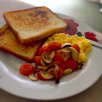 Fried bread, tomatoes mushrooms and scrambled egg|Donna Pearmanさん