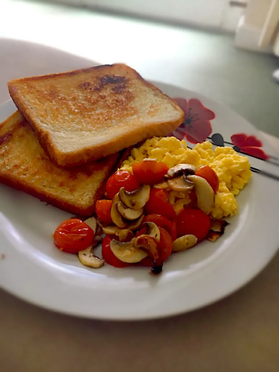 Fried bread, tomatoes mushrooms and scrambled egg|Donna Pearmanさん