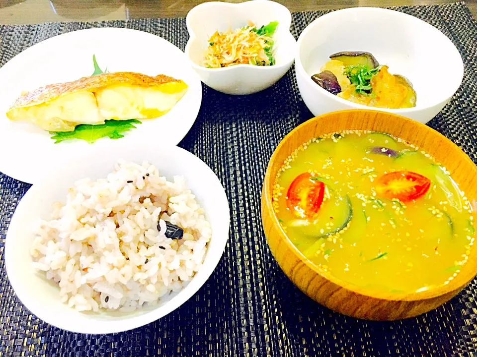 冷や汁
鯛の塩焼き
茄子と豚肉炒め
小松菜お浸し
今日の晩御飯(^○^)|るみさん