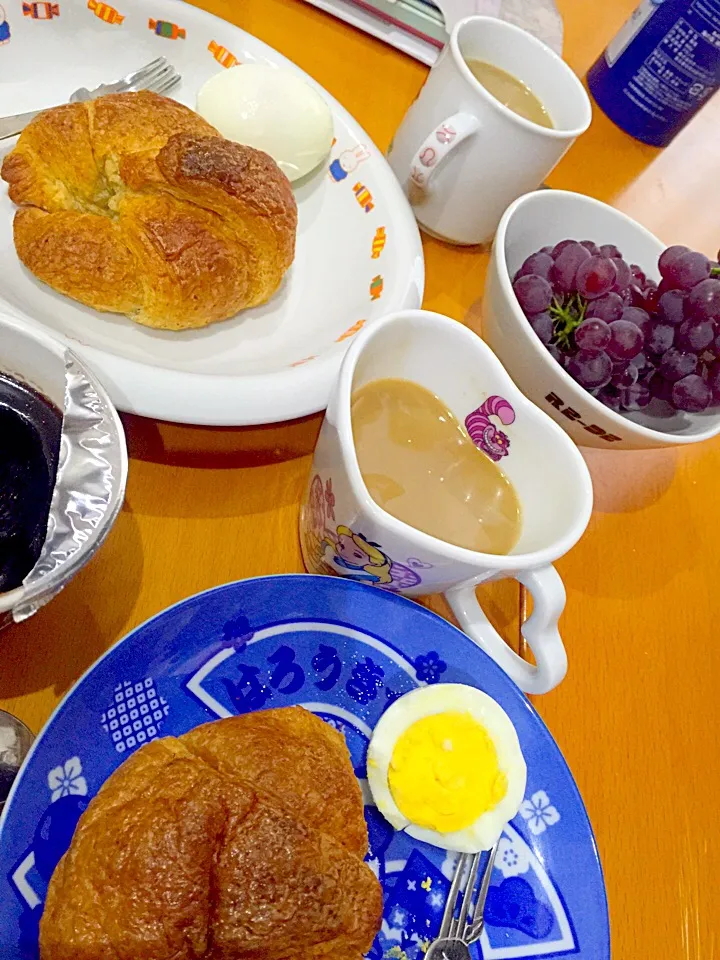 Snapdishの料理写真:クロワッサン  チョコクリーム  半熟たまご  デラウェア🍇  カフェオレ☕️|ch＊K*∀o(^^*)♪さん