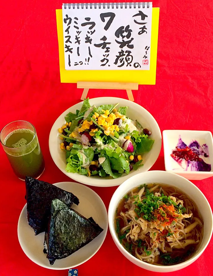 Snapdishの料理写真:肉蕎麦笑、4種の具入りおにぎり笑、炭水化物多いな〜😄👍❤️|はみちゃんさん