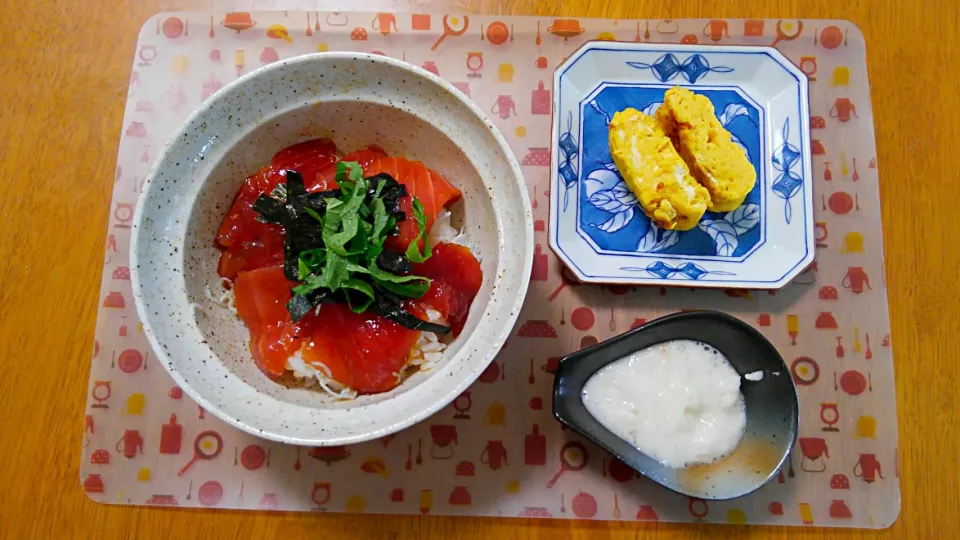 7月３日　まぐろの漬け丼　だし巻き玉子　とろろ　干しエビととろろ昆布のお吸い物|いもこ。さん