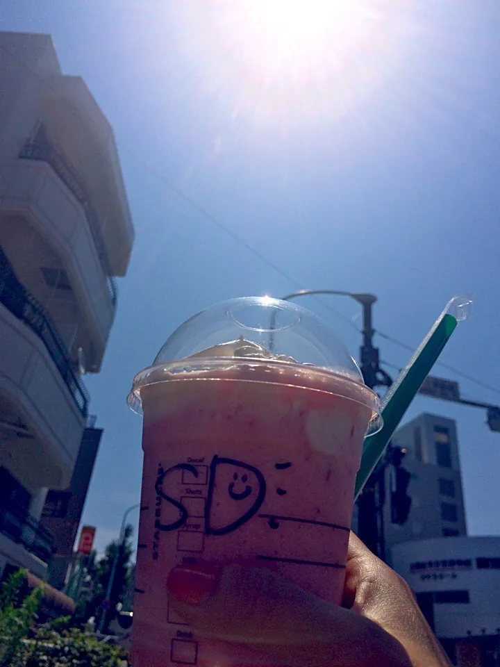 Snapdishの料理写真:Strawberry delight frappuccino🍓ｽﾄﾛﾍﾞﾘｰ ﾃﾞｨﾗｲﾄ ﾌﾗﾍﾟﾁｰﾉ|🌈Ami🍻さん