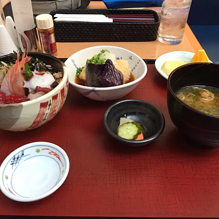 鮭・帆立・紅スジコ五目丼/茄子と豆腐揚げ出し/味噌汁|山内博之さん