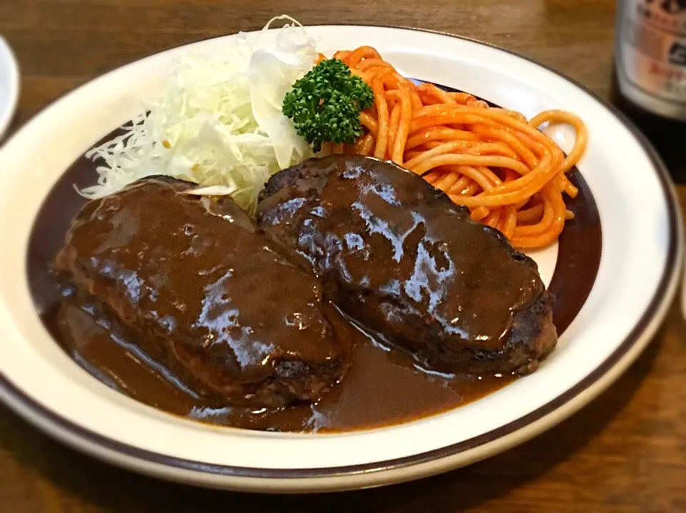 Snapdishの料理写真:今日のランチは
浪花亭の「ツインハンバーグ」
に🍺小瓶を添えて|muutさん