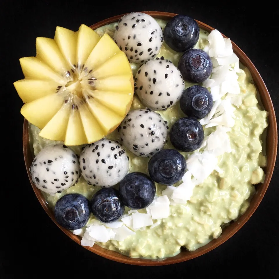 Matcha oats with fruits and coconut flakes|coxiella24さん