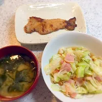 Snapdishの料理写真:豚肉の味噌漬け、アンチョビキャベツベーコン入り、わかめの味噌汁|じゃみさん