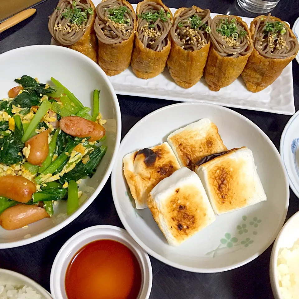 今日の晩ご飯は、そば稲荷、小松菜とウインナーの卵炒め、焼きはんぺん。|ゆえさん