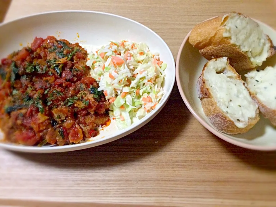 トマトソースのミートボールとコールスロー。ガーリックチーズのバゲット付き
Tomato sauce meatball and coleslaw. With a garlic cheese baguette|Hiroさん