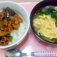 Snapdishの料理写真:#なすと豚肉の味噌炒め 丼#名古屋の味噌 #わかめスープ #なすもらったのでーー♡♡|Hiromi Nagaokaさん