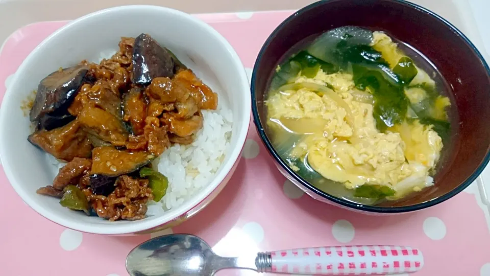 Snapdishの料理写真:#なすと豚肉の味噌炒め 丼#名古屋の味噌 #わかめスープ #なすもらったのでーー♡♡|Hiromi Nagaokaさん