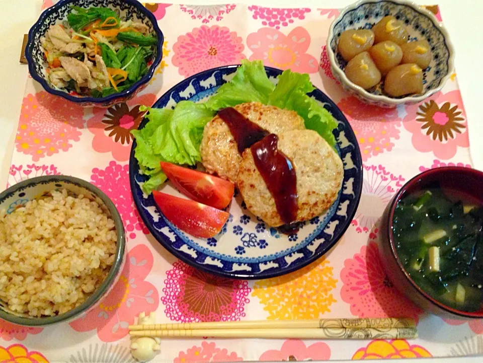 豆腐ハンバーグ、豚肉と水菜のさっぱり梅サラダ、玉こんにゃく、高野豆腐とほうれん草のお味噌汁、玄米|にゅきさん