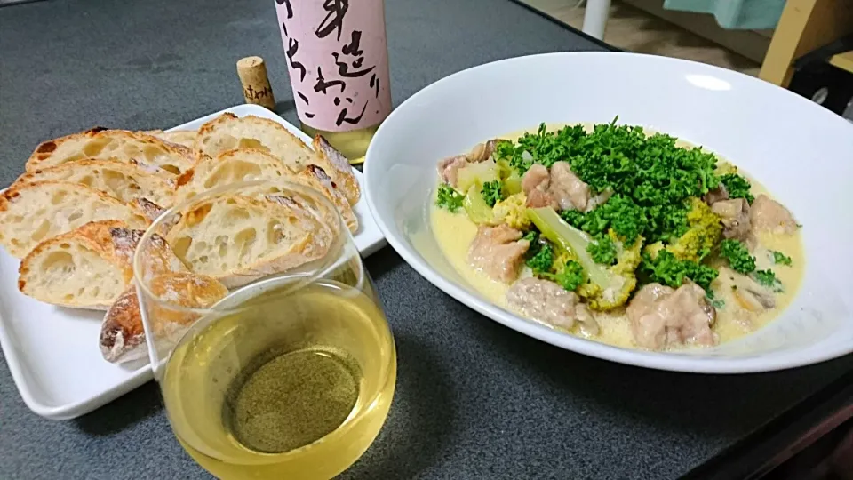 Snapdishの料理写真:冷凍&冷蔵庫に残っていた食材で、鶏とブロッコリーのサワークリーム煮！
生クリームでもなく、チーズでもなく、サワークリームを使うのがミソで、爽やかな酸味とニンニク風味のソースにバゲットをひたして(^-^)/|hisa-tさん