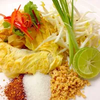 Phad Thai with prawns wrapped in omelette [ ผัดไทย ]|pachmaneeさん