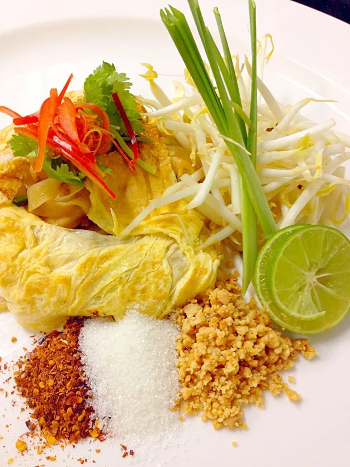 Phad Thai with prawns wrapped in omelette [ ผัดไทย ]|pachmaneeさん