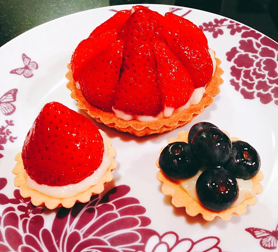 Strawberry Tart and Mini Strawberry&Blueberry Tarts|enJOYさん