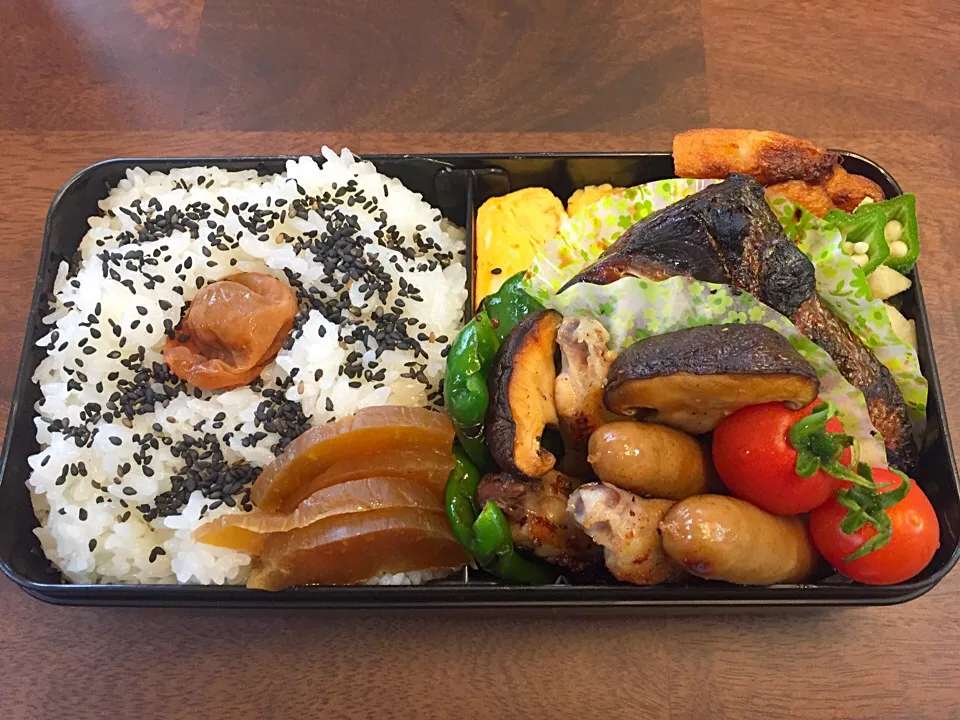 本日の主人お弁当。今更ながら、お弁当箱のチョイスをミスった感。高校男子かってな|atsukoさん