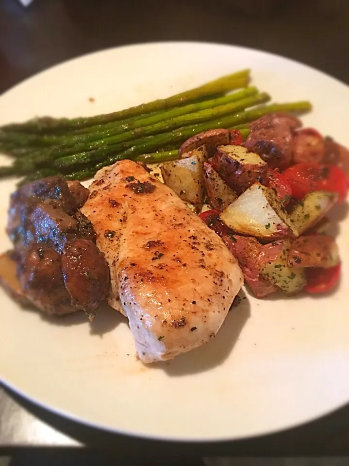 Chicken breast, sautéed mushrooms, asparagus, red potatoes and grape tomatoes|ThaVirgo86さん