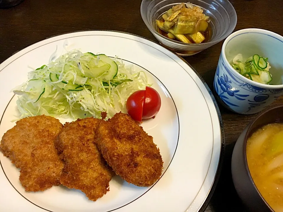 豚ヒレカツ
焼きナスのおひたし
キュウリとショウガの酢の物
長ネギの味噌汁|カドラさん