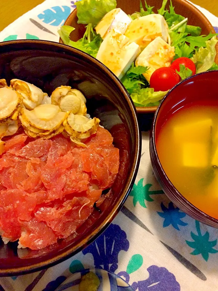 Snapdishの料理写真:中落ちと蒸しホタテ丼で夕食🍚|かずみさん