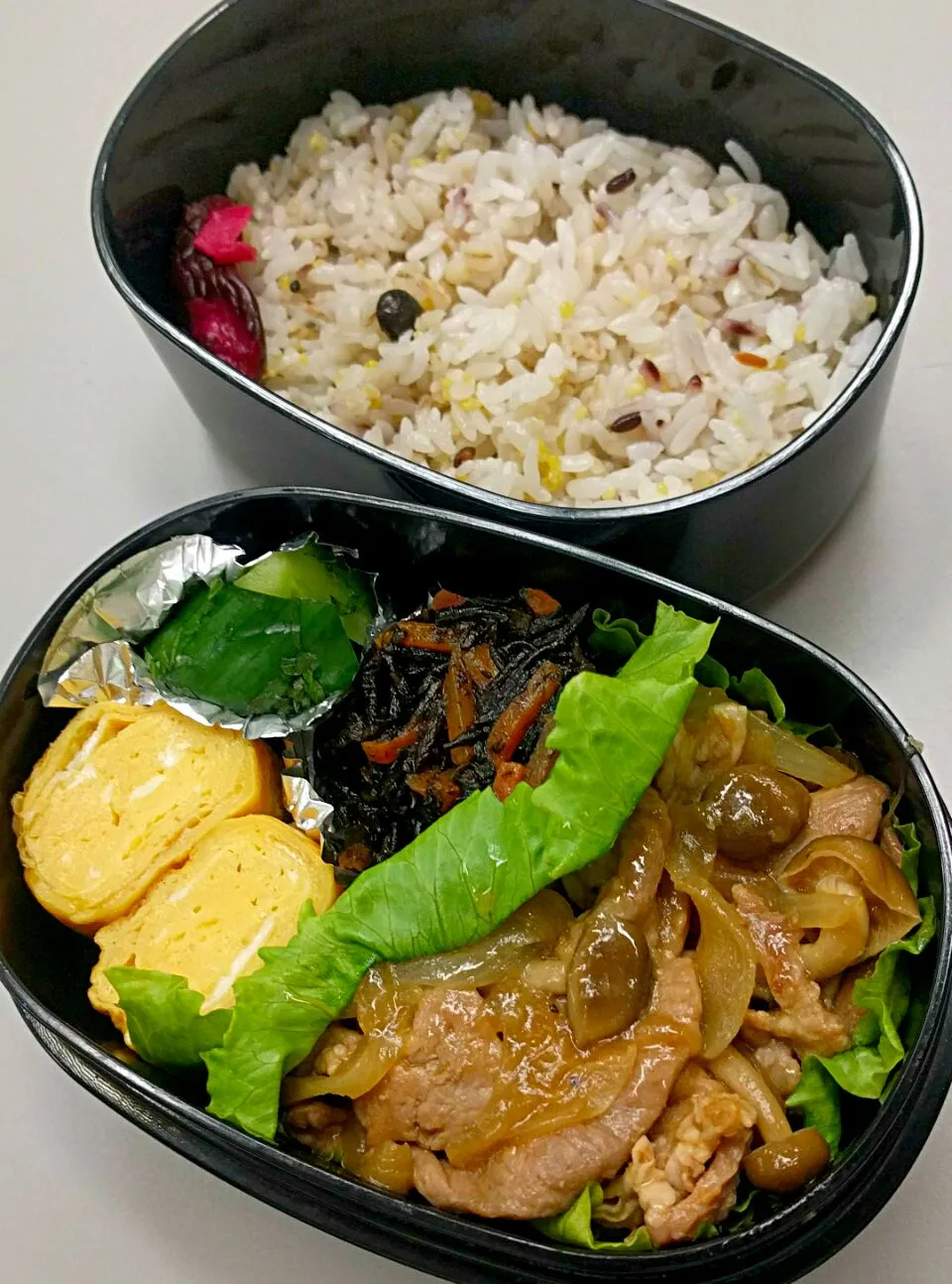 7月8日のサラメシは

豚肉と新玉ねぎの炒め
ヒジキの煮物
卵焼き
シソきゅうり漬け
麦入りご飯

です(^o^)|ニッパーさん