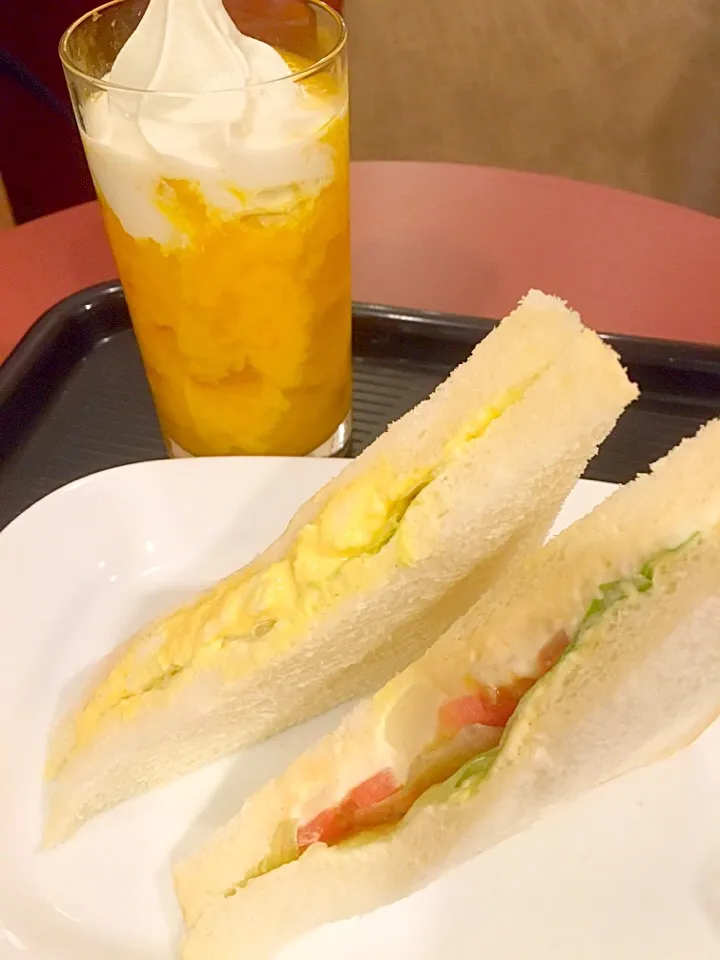 Snapdishの料理写真:0708CAFE VELOCE  卵ポテト野菜サンド&マンゴーフロート580|もてぃーさん