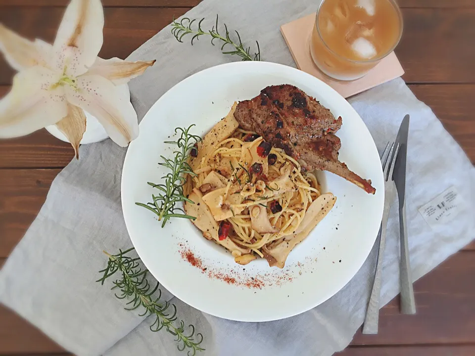 Snapdishの料理写真:エリンギのパスタ&ラムチョップ🍃🌿🍴|welcomeizumiさん