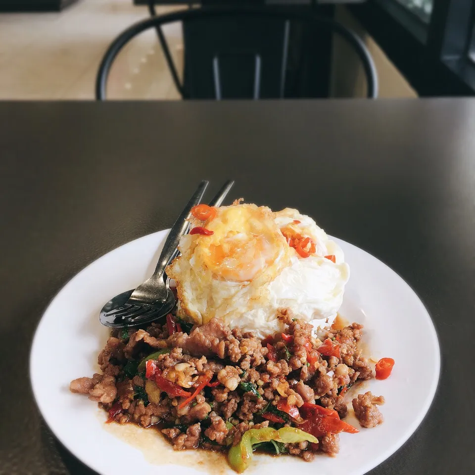 'Pad Ka-Prao Nua' Stir-fried beef with Holy basil, Fried egg topping|U☆彡さん