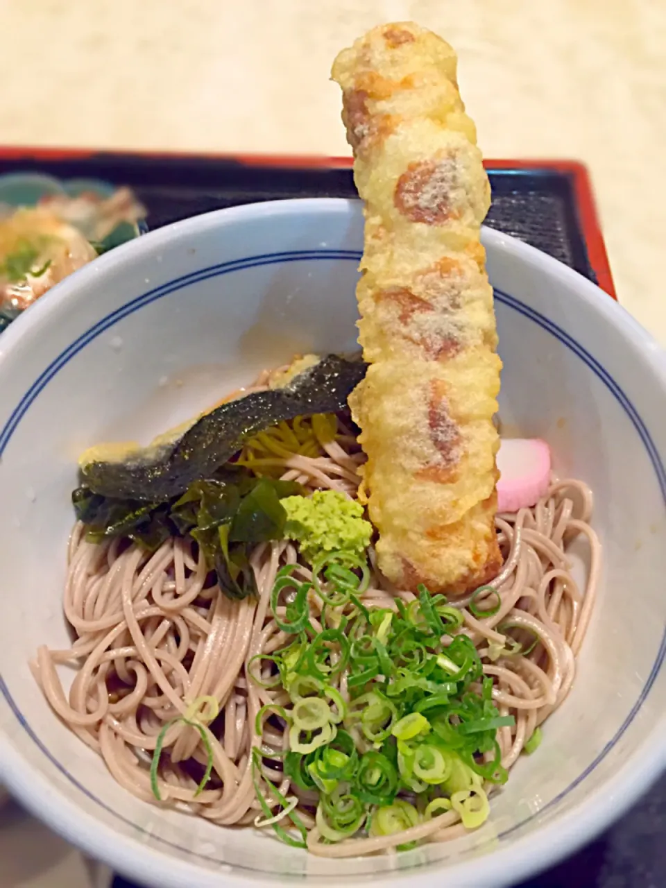 けふの蕎麦路は、竹輪の天ぷら付きどす🎋豪快に一本揚げかと思ったら縦半分に切ってありましたわ🗿ケチやな…ナニワの商人…💦|にゃあ（芸名）さん