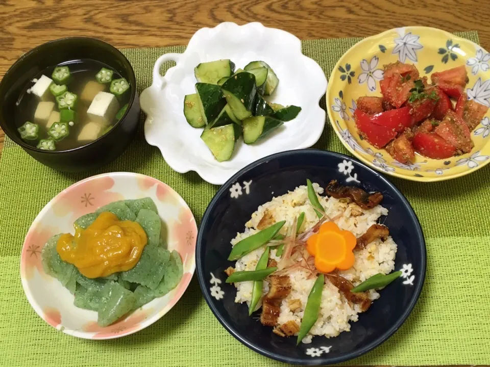 お豆腐とオクラのすまし汁・たたききゅうり・トマトの胡麻和え・アナゴのちらし寿司・刺身こんにゃく|美也子さん