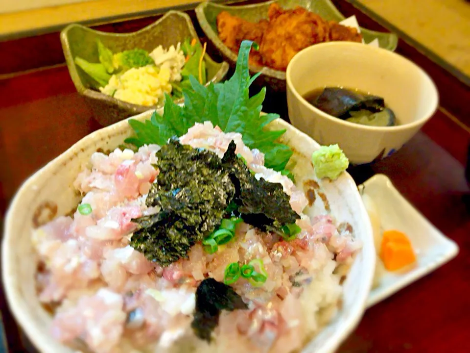 久しぶりのさしみやで、鯵のたたき丼と鶏の唐揚げ定食、いただきまーす♪|ASuzukiさん