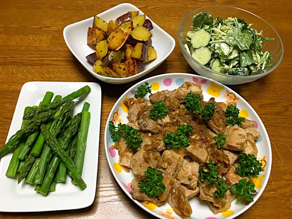 Snapdishの料理写真:晩ご飯

豚ロース 玉ねぎソース
アスパラ
大学芋
シーザー風サラダ|Naomi.fさん