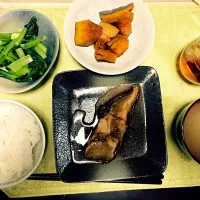 カレイの煮付け
かぼちゃの煮物
小松菜のおひたし
わかめの味噌汁|まりさん