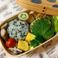 Snapdishの料理写真:今日はおにぎり弁当♪

おにぎり(おかかチーズ、わかめ)
鳥肉のハニーマスタード焼
卵焼き
黒こしょうウィンナー
おくらinちくわ
ごぼうサラダ
ミニトマト
枝豆
ブロッコリー

おにぎりの配置を逆にすれば良かった(^^;;なんか森みたい。笑|のむみさん