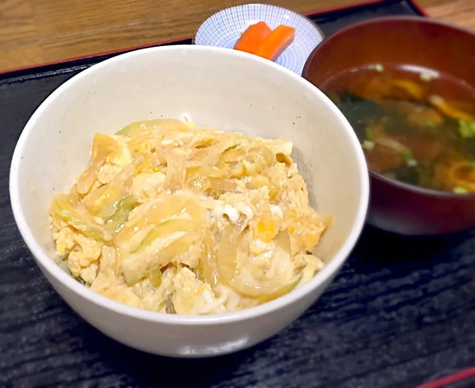 単身赴任の朝ごはん 玉子丼 インスタント味噌汁 人参の味噌漬|ぽんたさん