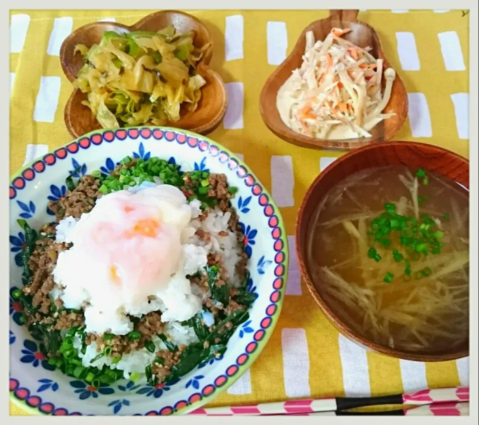 Snapdishの料理写真:温玉ニラそぼろ丼、みょうがのお味噌汁、人参ともやしのサラダ、塩昆布の中華風キャベツ|misaさん