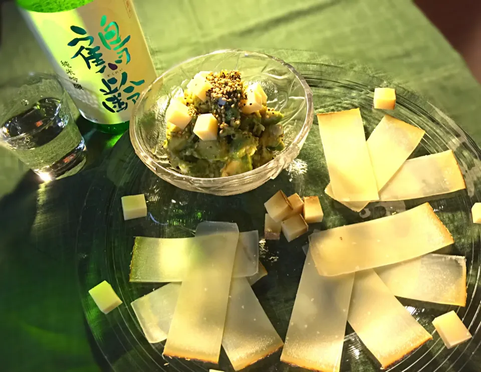 ともちゃんのアボカドの薬味ぽん酢漬け♪柚子胡椒風味💚コンテチーズぞえ🧀＋純米吟醸 鶴齢|ぷっくりんこ💙さん