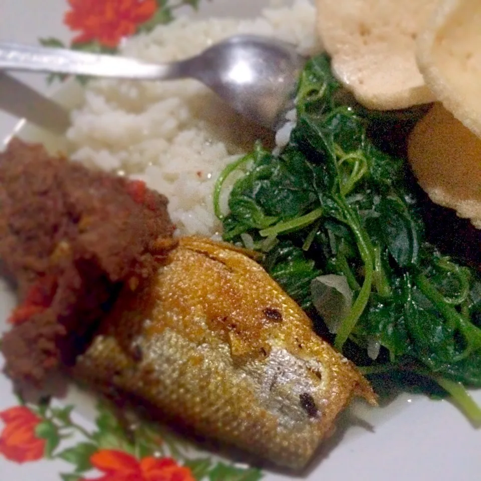 Nasi Sayur Bayam Bandeng Daging Kerupuk Udang|Yani Dwi Pratiwiさん