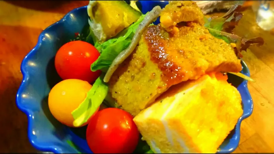 朝ごはん✨…お弁当残りご飯🍚
卵焼き🍳カレー風味ポークソテー✨ミニトマト🍅南瓜🍀|メイメイda.さん