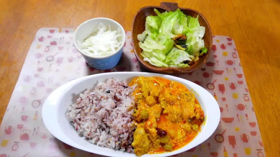 7月５日　鶏と豆のカレー　レタスサラダ　玉ねぎサラダ|いもこ。さん