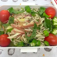 Snapdishの料理写真:今日はサラダそばで。

レタスと玉ねぎのサラダに蕎麦合わせ。
シソとミョウガとオクラで和風に。|くぅさん