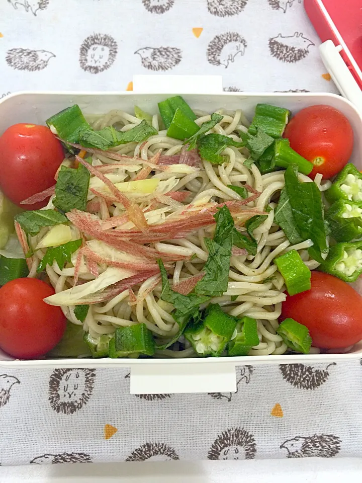 今日はサラダそばで。

レタスと玉ねぎのサラダに蕎麦合わせ。
シソとミョウガとオクラで和風に。|くぅさん